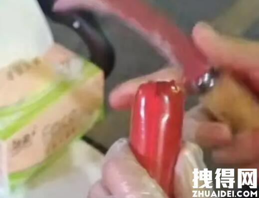女護(hù)士下班擺攤賣“無菌烤腸” 背后真相曝光簡直太驚人了