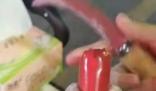 女護士下班擺攤賣“無菌烤腸” 背后真相曝光簡直太驚人了