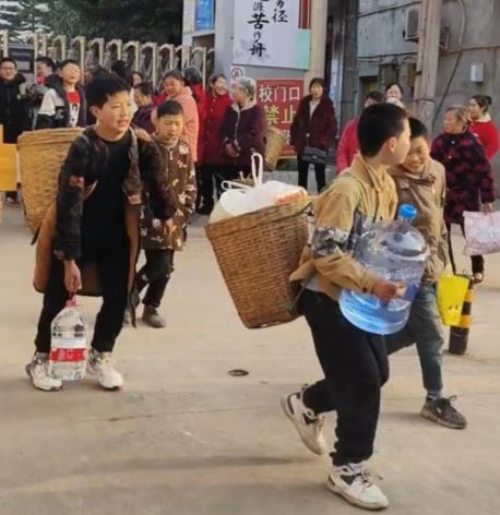 小學生背著“鍋碗瓢盆”去春游 為什么這么做原因是什么?