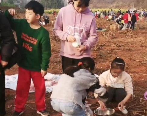 小學生背著“鍋碗瓢盆”去春游 原因揭秘直接讓人傻眼