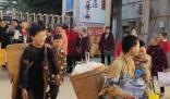 小學生背著“鍋碗瓢盆”去春游 真相揭露真的令人大吃一驚