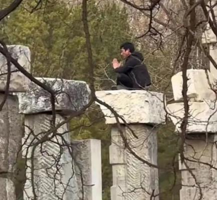 圓明園回應男子攀爬遺址拍照 真相揭露真的令人大吃一驚