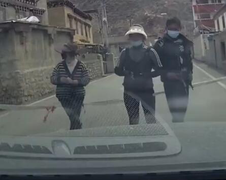 男子駕車4分鐘遇3次村民攔車要紅包 真相揭露真的令人大吃一驚