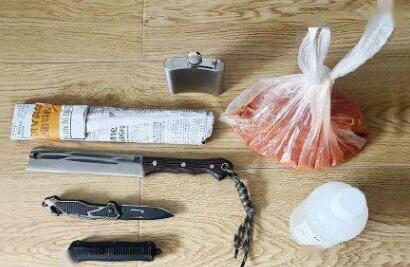 男子抗拒離婚帶刀和鹽酸進法院 照片曝光實在是太嚇人了