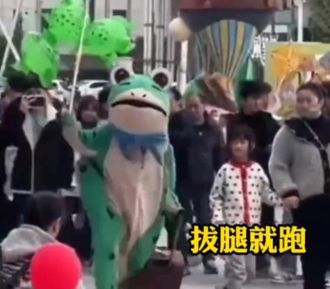 “青蛙賣崽”遇見城管撒腿就跑 場(chǎng)面一度熱鬧歡脫