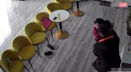 男子店里脫褲子強(qiáng)行摟抱鄰座女子 原因竟是這樣實(shí)在是太意外了