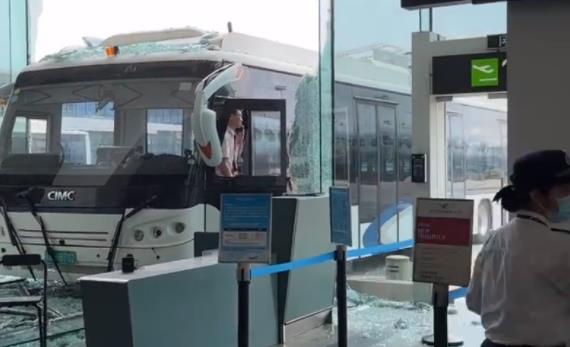擺渡車撞進航站樓?廈門機場回應 真相曝光簡直太驚人了