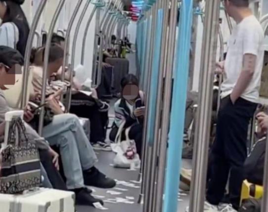 杭州一男子地鐵車廂內(nèi)狂撒5元紙幣 為什么這么做原因是什么?
