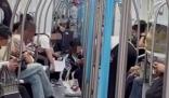 杭州一男子地鐵車廂內狂撒5元紙幣 為什么這么做原因是什么?