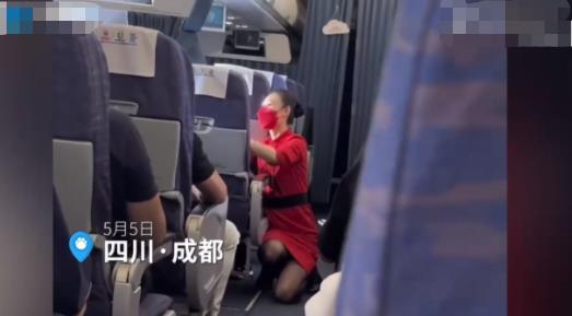 川航回應空姐跪地安撫乘客 真相曝光簡直太驚人了