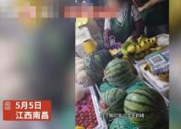 男生買5斤西瓜少2斤 怒懟商販坑學生 照片曝光直接讓人大呼意外