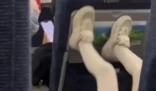 孩子高鐵上狂踢前排家長無動于衷 背后真相簡直驚呆了眾人
