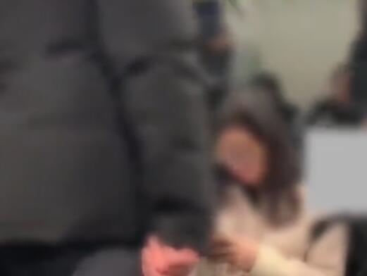 大爺?shù)罔F內(nèi)怒懟情侶到北京要懂規(guī)矩 原因竟是這樣實在是荒唐