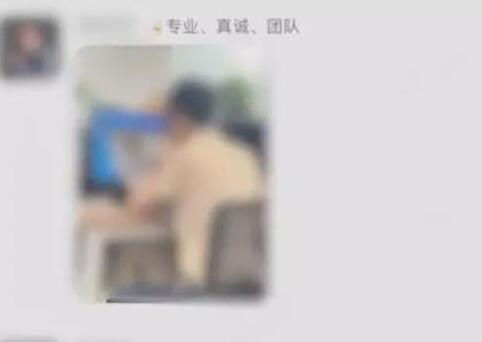 女子用手機辦公遭老板拍照辱罵 為什么會這樣?
