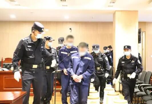 騙子騙到580萬興奮到抱著現金睡 真相曝光簡直太驚人了