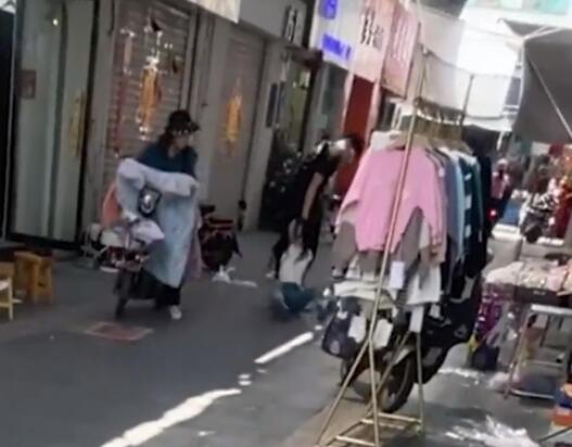 女子被男子當(dāng)街薅頭發(fā)拖行毆打 真相原來是這樣太意外了