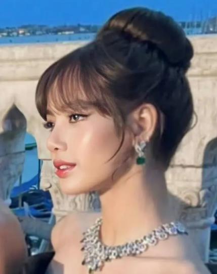 Lisa劉亦菲贊達亞同框 畫面十分美好動人