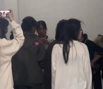 女兒被欺負 母親進校扇舍友耳光 究竟是怎么回事？