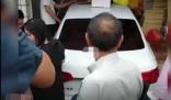成都一轎車沖進店鋪撞壞16個骨灰盒 撞毀損失挺大