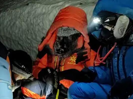 珠峰救人者:遇險者系私自登山隊友 究竟是怎么回事？