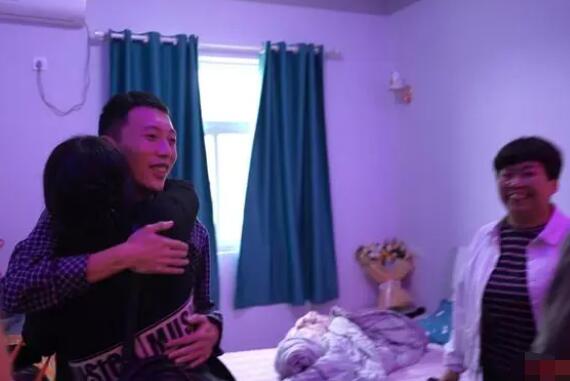 家人拉橫幅歡迎閆嘯天回家 原因竟是這樣實在是太意外了