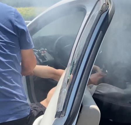 車撞護欄司機昏迷 路人發現車內燒炭 真相曝光簡直太驚人了