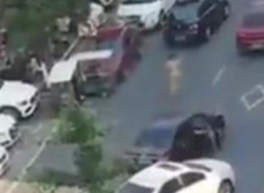 成都一男子駕車街頭亂撞多車后裸奔 真相曝光簡直太驚人了