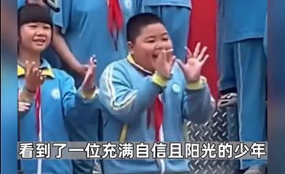 男孩六一表演化身行走表情包 照片曝光實在是讓人樂翻了
