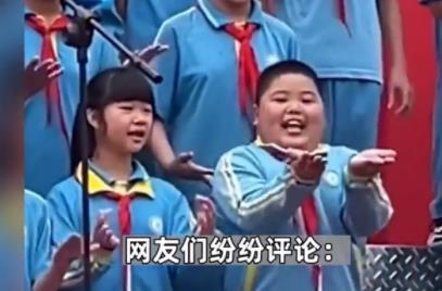 男孩六一表演化身行走表情包 照片曝光實在是讓人樂翻了