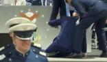 拜登在畢業典禮上狠狠摔了一跤 始料未及真相簡直太意外了