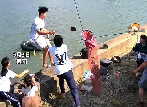 男子掉入魚塘前緊急扔出手機 真相曝光簡直太驚人了