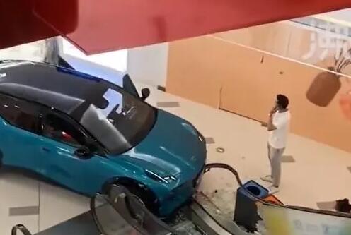 商場內展車被男童開動撞上扶梯 始料未及真相簡直太意外了