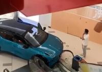 商場內展車被男童開動撞上扶梯 究竟是怎么回事？