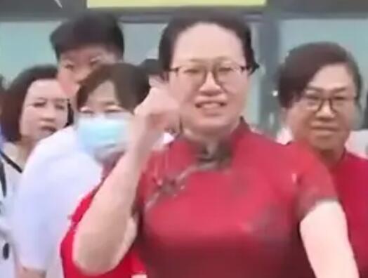 家長(zhǎng)穿“紅旗袍”圖好兆頭 祝孩子們?nèi)〉煤贸煽?jī)