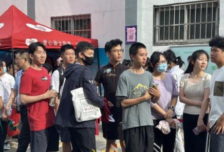 保送男生穿旗袍為高考同學加油 祝他們旗開得勝