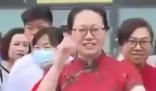 家長穿“紅旗袍”圖好兆頭 希望子女考個(gè)好成績
