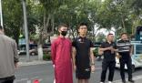 保送男生穿旗袍為高考同學(xué)加油 祝他們旗開(kāi)得勝
