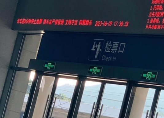 浙江一鐵路旁工廠起火逼停列車 始料未及真相簡(jiǎn)直太意外了