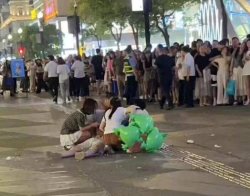 男子在武漢步行街被磚砸倒 內(nèi)幕曝光簡直太意外了