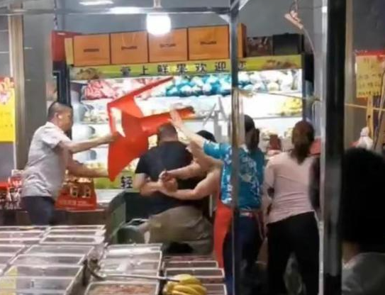 水果店內(nèi)多人持械斗毆 警方通報(bào) 原因竟是這樣太崩潰了