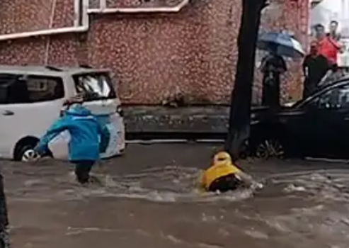 東莞暴雨 外賣小哥摔倒人車被水沖走 始料未及真相簡直太意外了