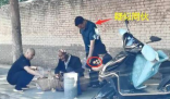 女子偷拿老人水果滿臉笑容離開 畫面曝光簡直太可惡了