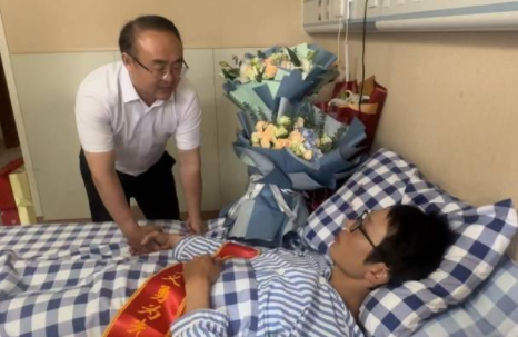 救人小哥想用捐款反哺家鄉(xiāng)教育 將企業(yè)所捐贈的金錢都捐給桑植當(dāng)?shù)貙W(xué)校