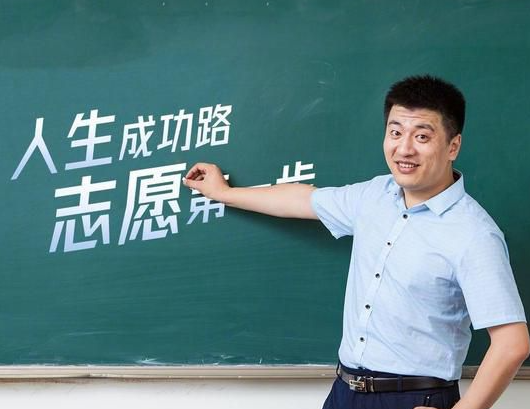 張雪峰回應質(zhì)疑:專業(yè)要選能吃上飯的引發(fā)爭議