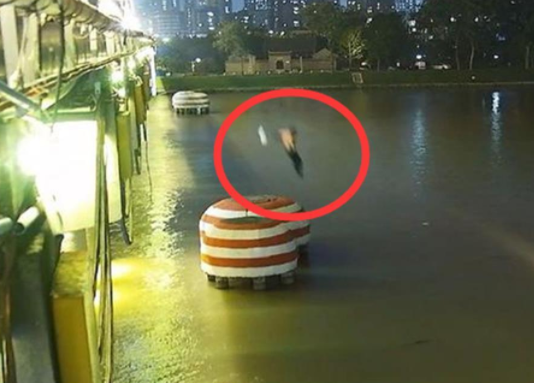 中學(xué)老師跳10多米高橋救輕生女 原因竟是這樣太感人了