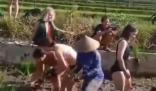 游客穿比基尼幫巴厘島農(nóng)民種莊稼 照片曝光實在是讓人意外