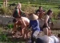 游客穿比基尼幫巴厘島農(nóng)民種莊稼 照片曝光實在是讓人意外