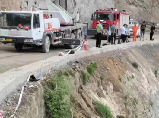 車輛墜江致5死 家屬質疑路段無護欄 原因太出乎意料了