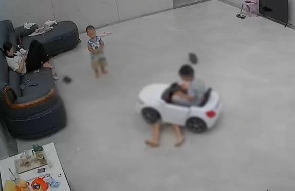 孩子躺游戲車前遭親戚家孩子碾壓 原因太出乎意料了  