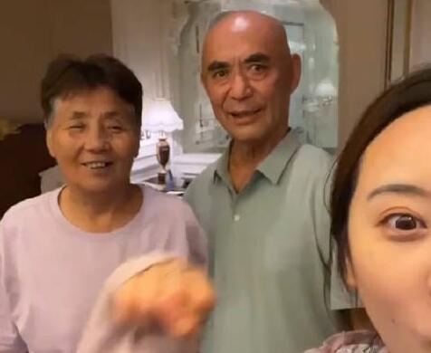 孫女帶爺爺奶奶旅游 出發(fā)前要先宣誓 真相曝光讓人感動